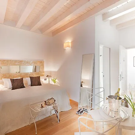 갤러리 룸 게스트하우스 4*