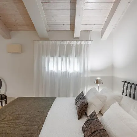 갤러리 룸 게스트하우스 4*